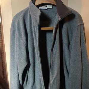 2 Men's Parelli equestrian Logo 
10 K above sea level brand